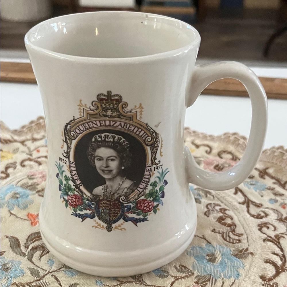 Que White Commemorative Mug